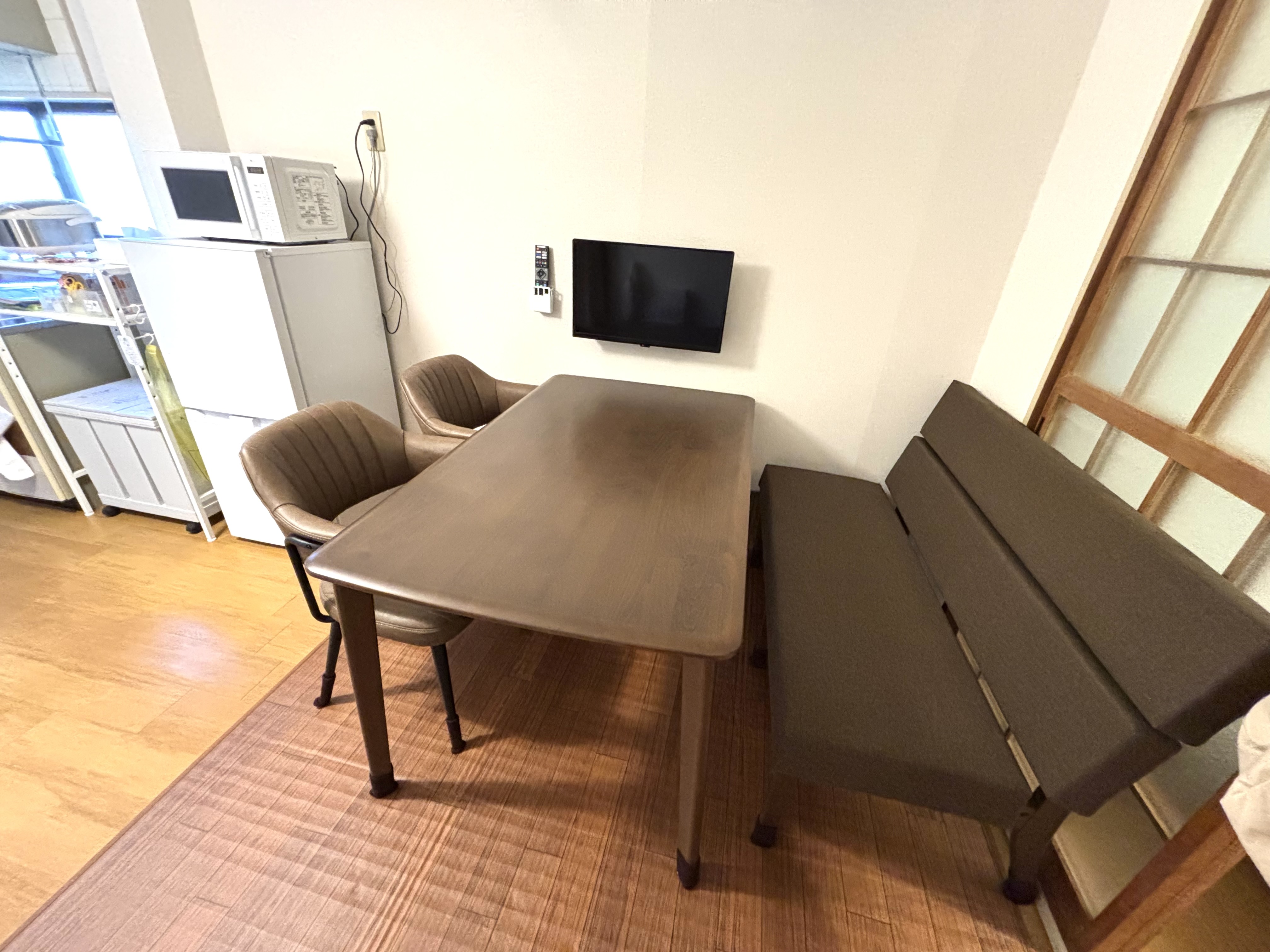 座り心地のいい椅子とベンチ / Comfortable chairs and bench