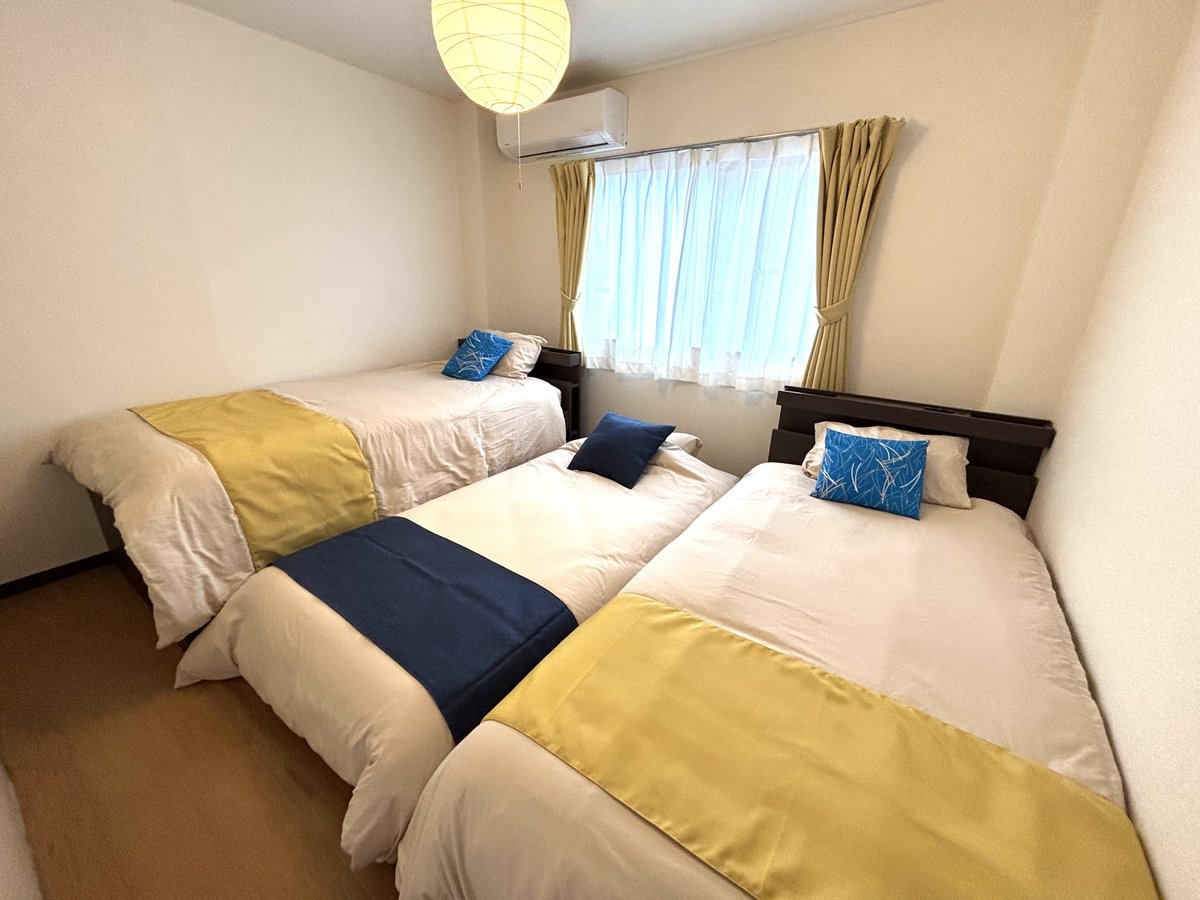 寝室2（シングル3台）/ Bedroom 2 (3 single beds)